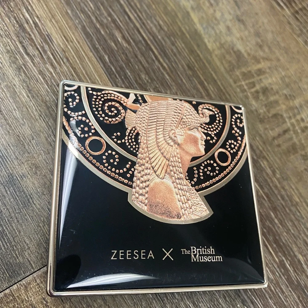 x The British Museum Black and Gold‎ Pressed Powder Full Coverage Even Skin Tone